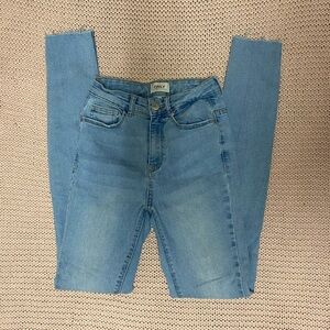 ✰ light wash high waisted cutoff skinny jeans ✰